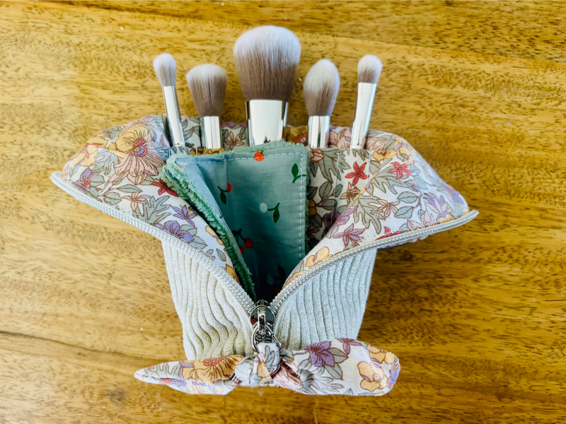 Trousse pot maquillage velours + 5 pinceaux + 2 lingettes
