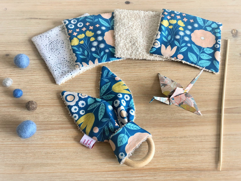 Hochet, lingettes et oiseau en papier