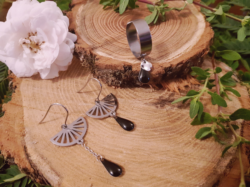 Bague et boucles d'oreilles asymétriques