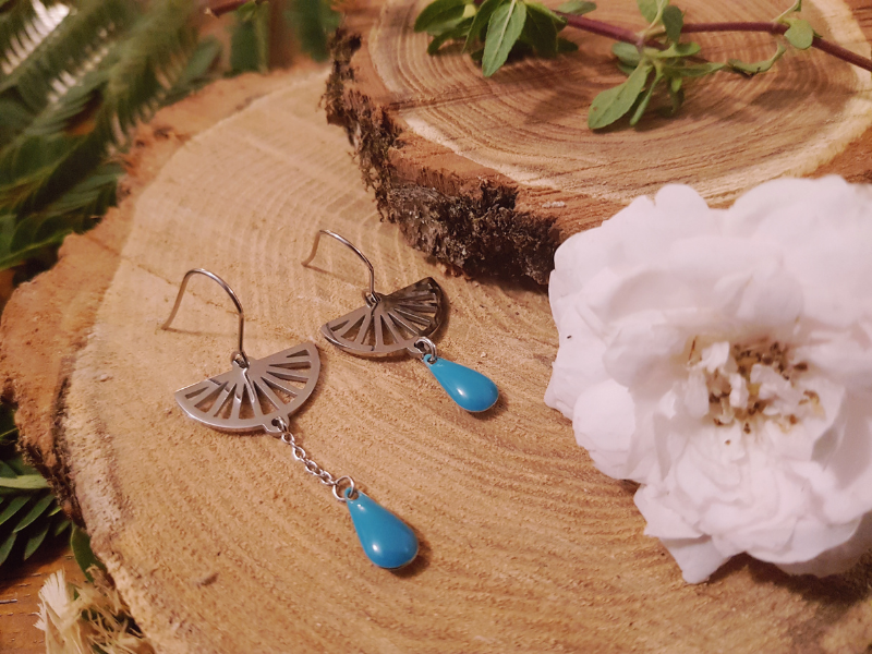 Bague et boucles d'oreilles asymétriques