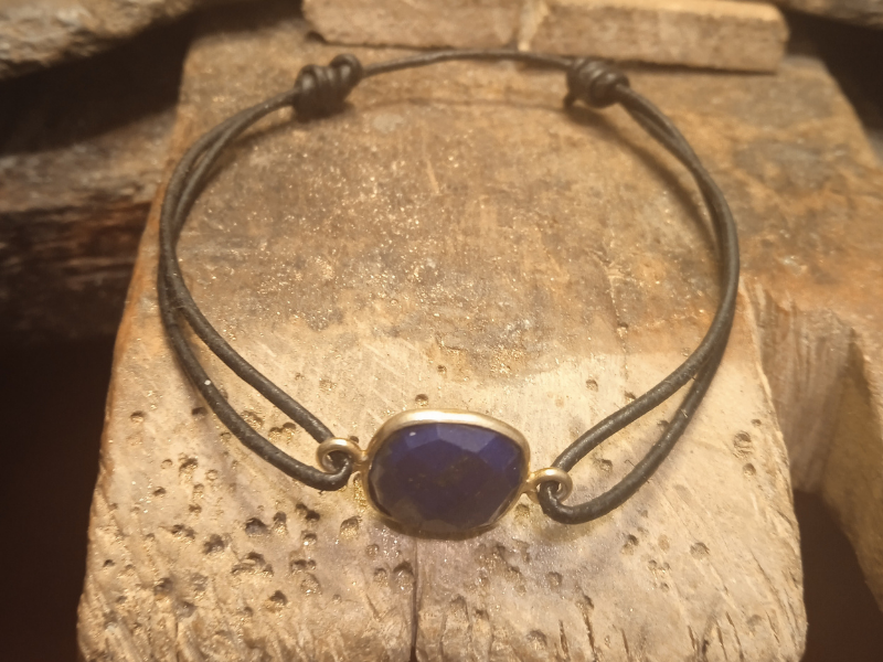 Bracelet cuir orné d'un lapis lazuli