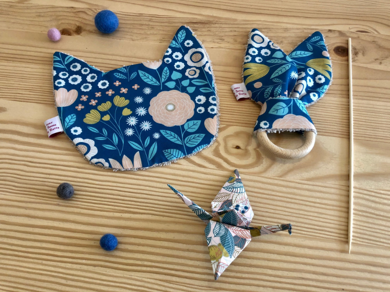 Doudou, hochet et oiseau en papier