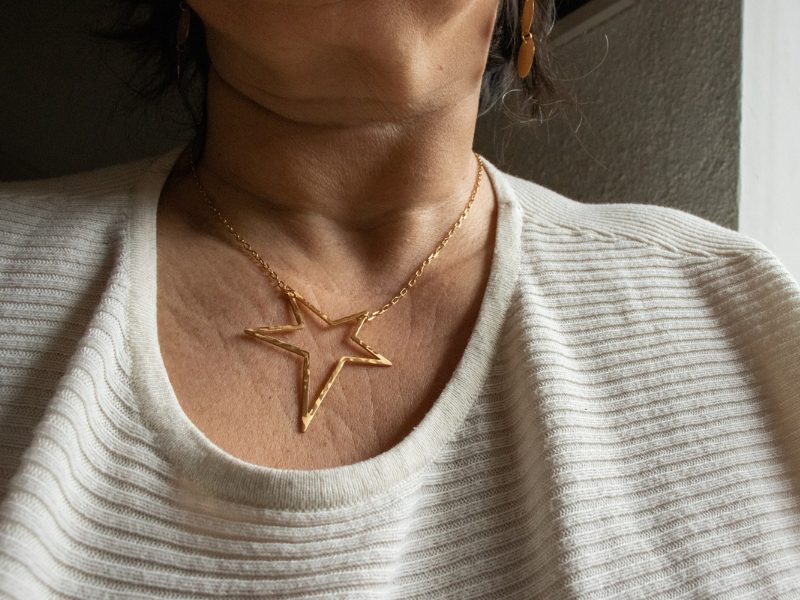 Collier grande étoile asymétrique sur chaine