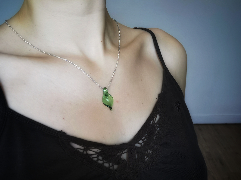 Pendentif Feuille en verre