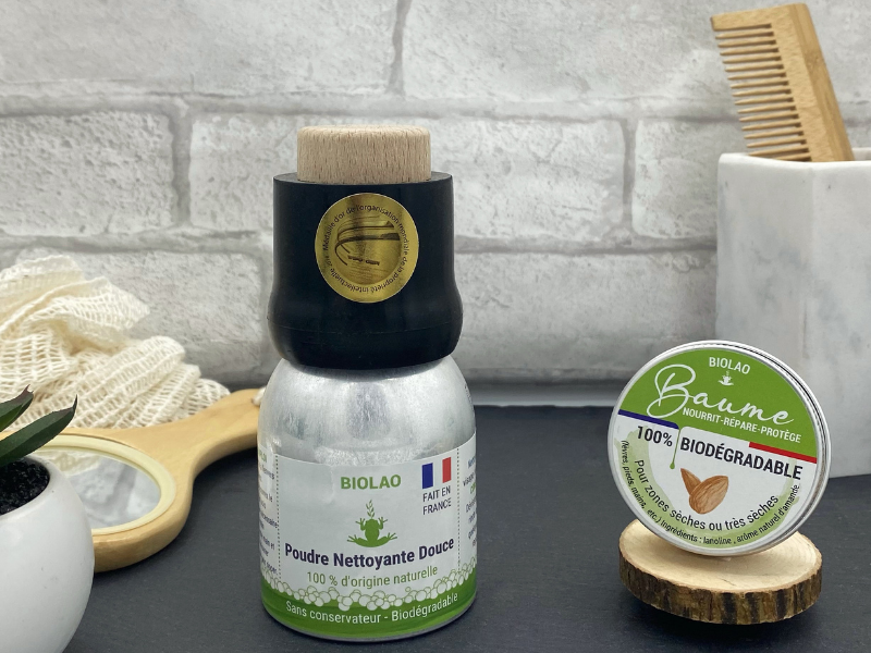 Poudre nettoyante et flacon doseur