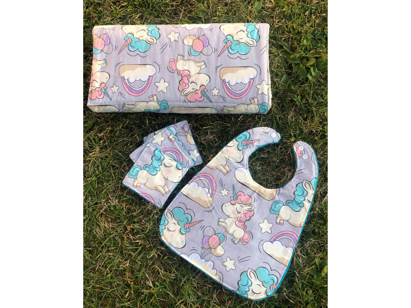 Tapis à langer nomade avec bavoir et lingettes