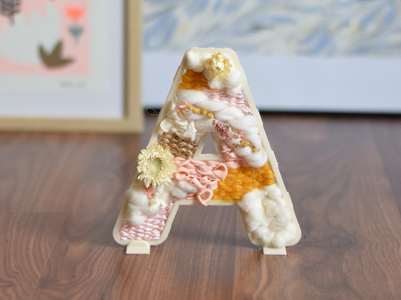 Couple de lettres tissées et fleuries avec personnalisation