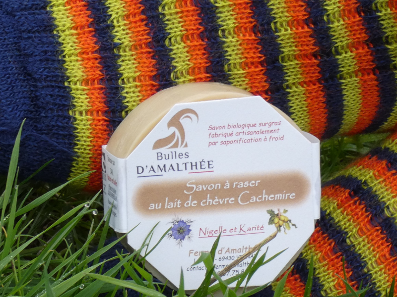 Paire de chaussettes et savon à raser