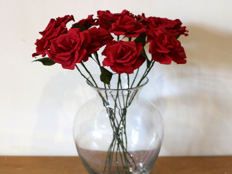 Bouquet 12 roses en papier crépon