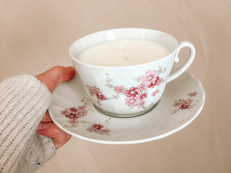 Bougie vintage dans sa tasse en porcelaine