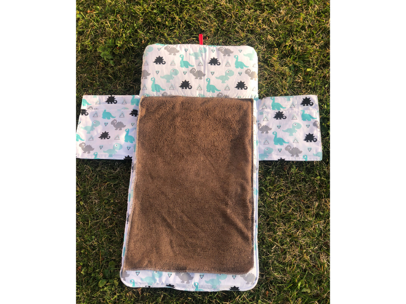 Tapis à langer nomade avec bavoir et lingettes