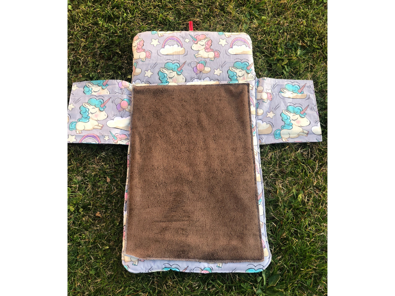 Tapis à langer nomade avec bavoir et lingettes
