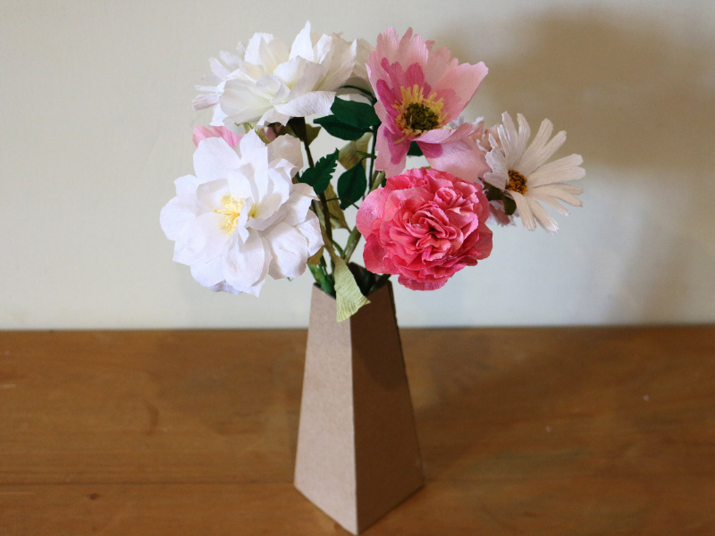 Composition florale en papier et vase en carton