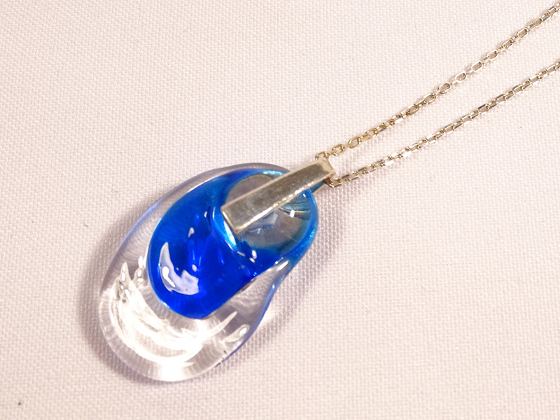 Collier spirale en verre soufflé