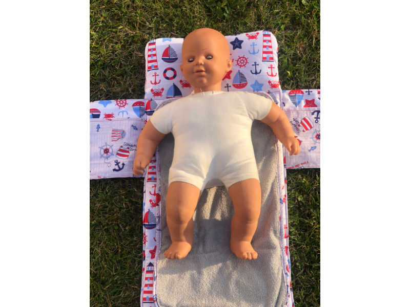 Tapis à langer nomade avec bavoir et lingettes