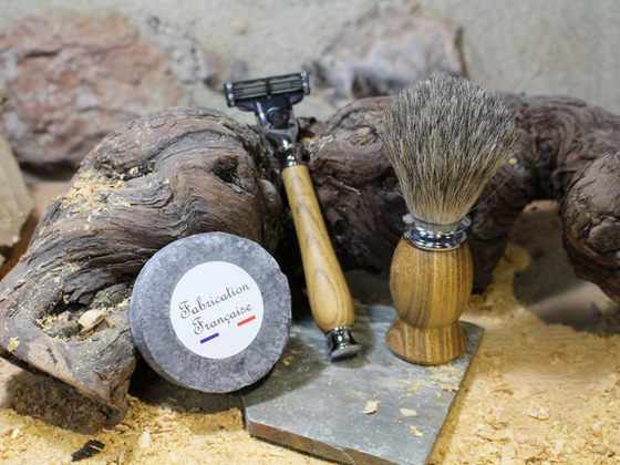 Rasoir, blaireau poil naturel et savon à barbe