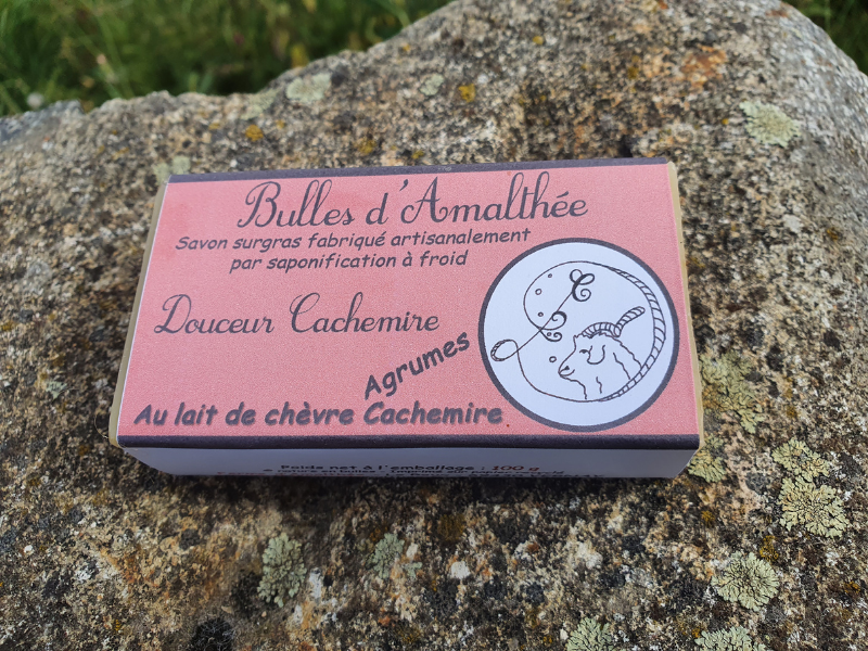 Paire de chaussettes et savon au lait de cachemire