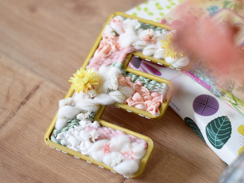 Lettre tissée et fleurie avec personnalisation et mini bouquet assorti