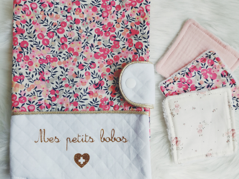 Protège carnet de santé et trio de lingettes