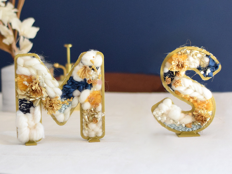 Couple de lettres tissées et fleuries avec personnalisation