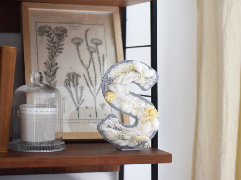 Lettre tissée et fleurie avec personnalisation et mini bouquet assorti