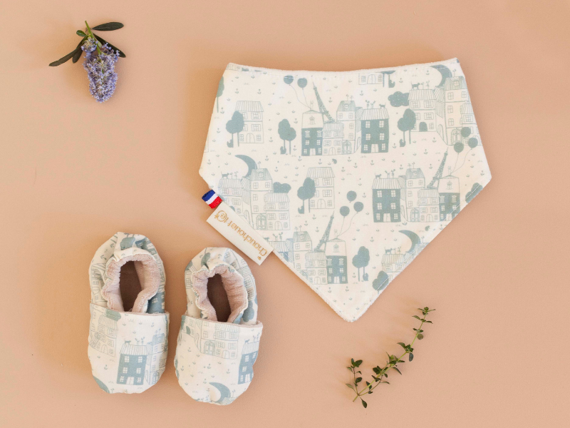Chaussons souples et bavoir assorti