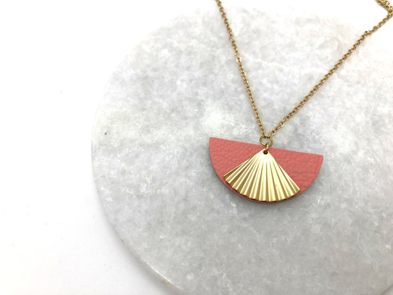 Collier en cuir avec éventail