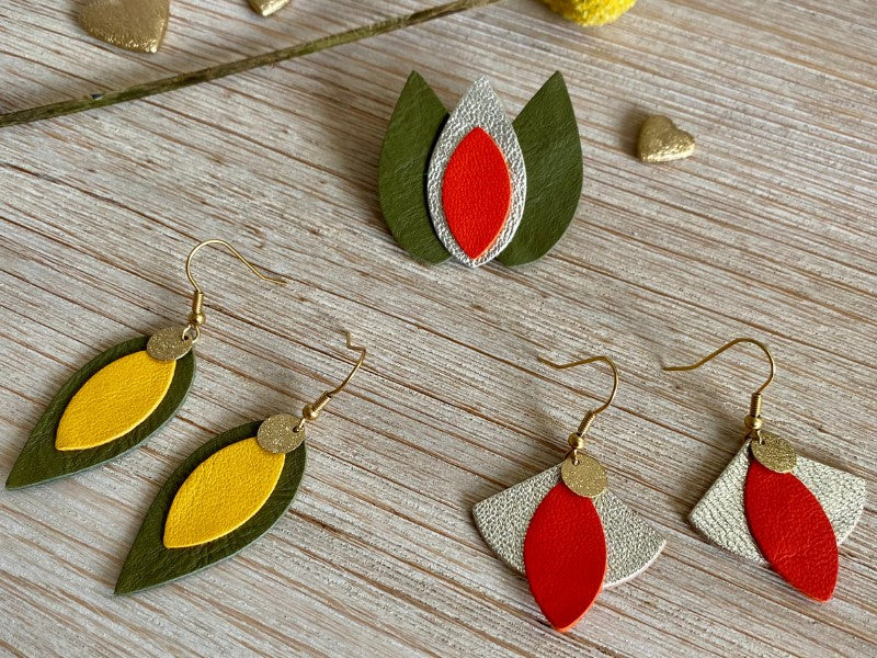 Broche &  paires de boucles d'oreilles en cuir