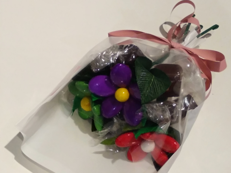 Mini bouquet gourmand : fleurs en dragées et bonbons de chocolat