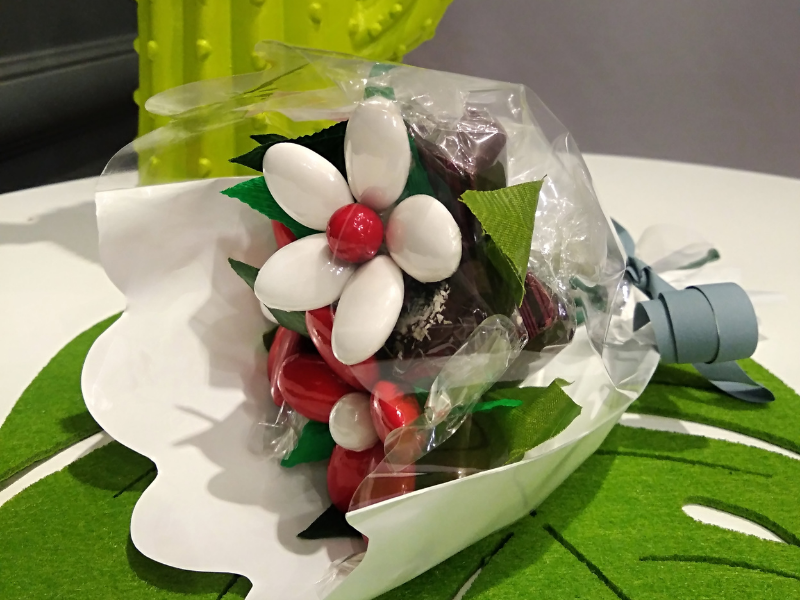 Mini bouquet gourmand : fleurs en dragées et bonbons de chocolat