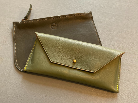 Pochette plate et étui à lunettes en cuir