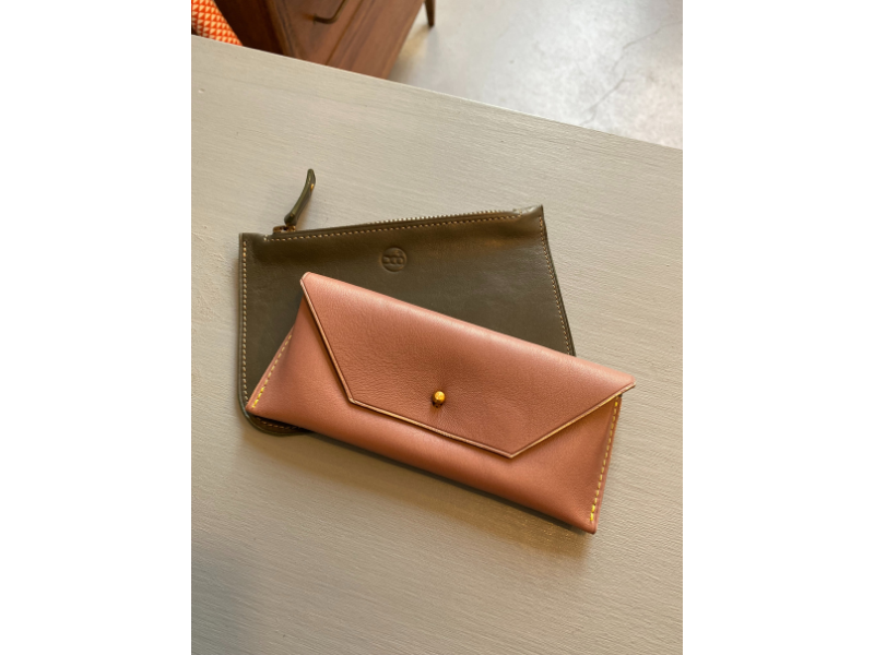 Pochette plate et étui à lunettes en cuir