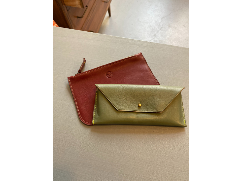 Pochette plate et étui à lunettes en cuir