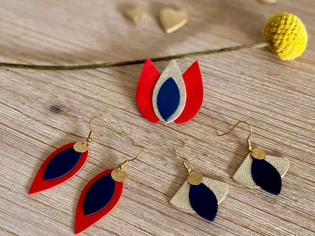 Broche &  paires de boucles d'oreilles en cuir