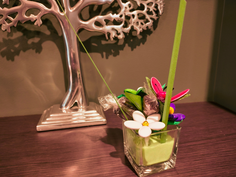 Cube verre de fleurs de dragées et chocolats