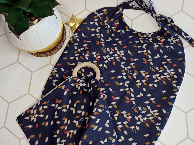 Doudou tout doux et bavoir chic