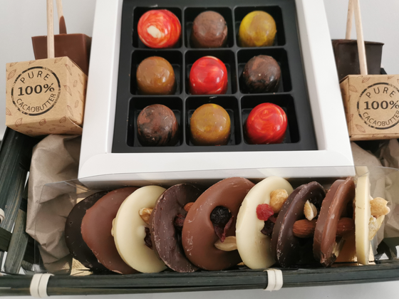 1 boîte de chocolats fourrés, 1 réglette et 4 bâtons pour chocolat chaud