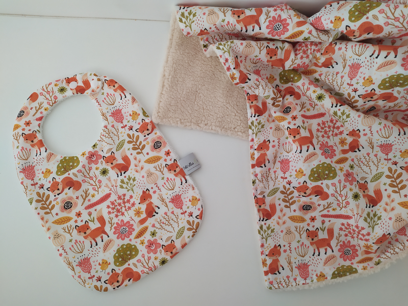 Couverture de naissance, bavoir et chaussons