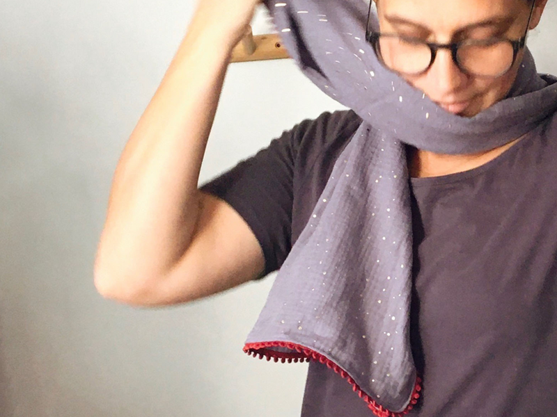 Foulard pailleté en gaze de coton et pompons