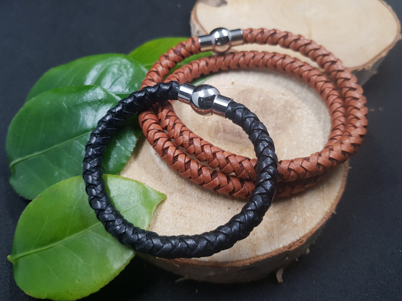 2 bracelets en cuir et inox
