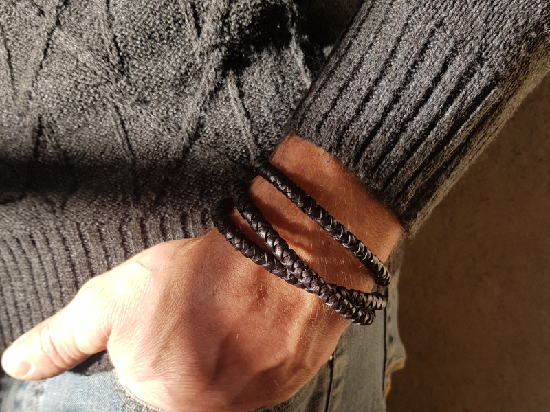 2 bracelets en cuir et inox