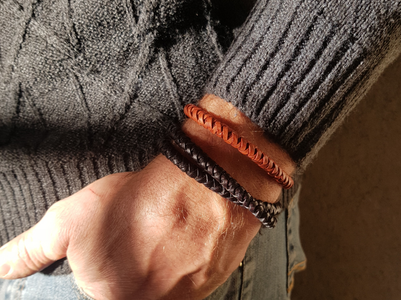 2 bracelets en cuir et inox