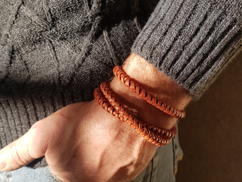 2 bracelets en cuir et inox