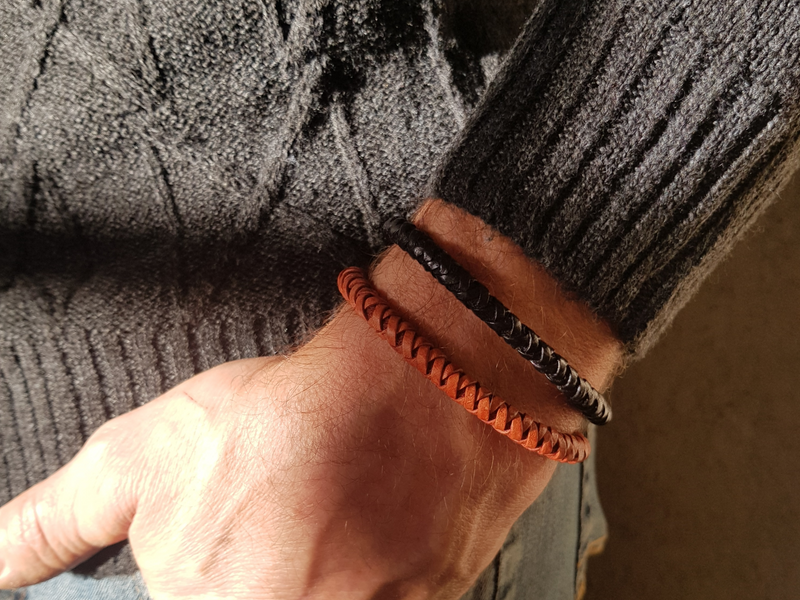 2 bracelets en cuir et inox