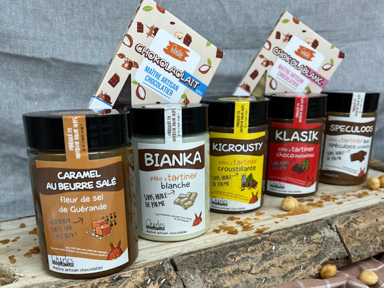 Sélection de pâtes à tartiner et tablettes de chocolat artisanales