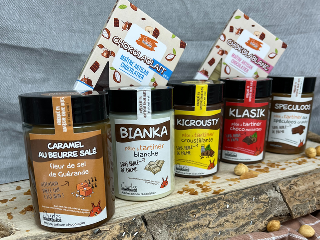 Sélection de pâtes à tartiner et tablettes de chocolat artisanales