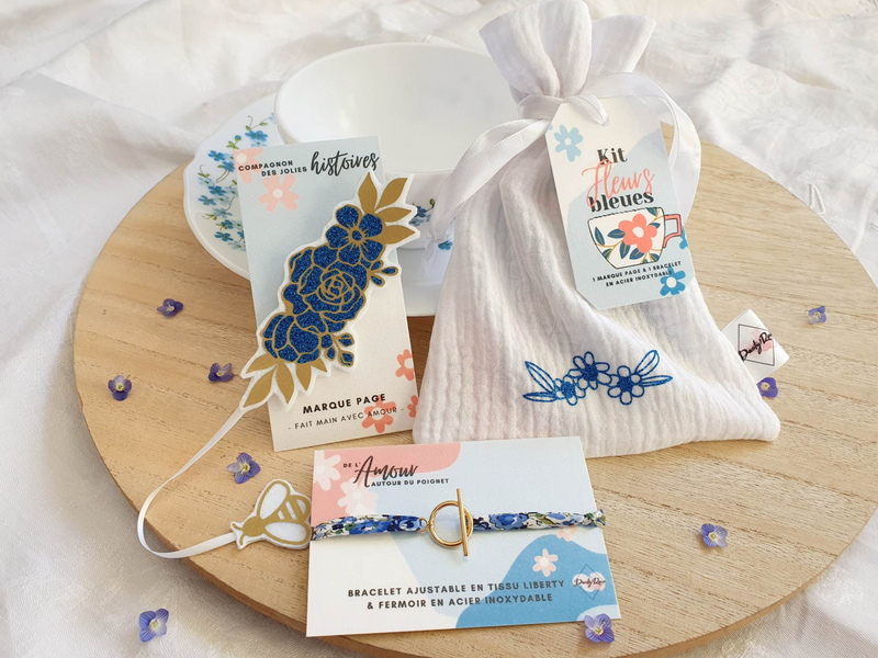 Marque pages, Bracelet et Pochon fleurs bleues