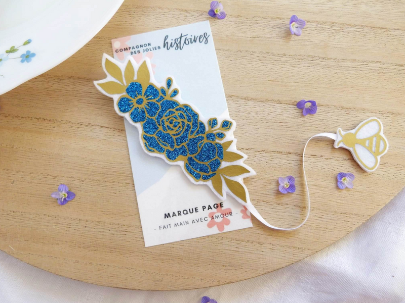 Marque pages, Bracelet et Pochon fleurs bleues