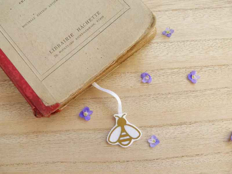 Marque pages, Bracelet et Pochon fleurs bleues