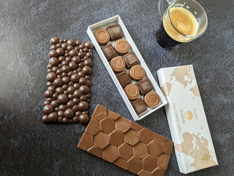 Deux tablettes de chocolat créatives et son coffret de chocolats pralinés